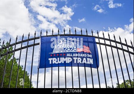 Trump Train Banner schmückt ein Zauntor im ländlichen Norden Floridas. Stockfoto
