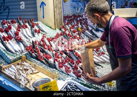 Trotz der Coronavirus-Pandemie war der Kadikoy-Fischmarkt mindestens so voll wie die Stände. Mit dem Ende der Jagdverbote im September. Stockfoto