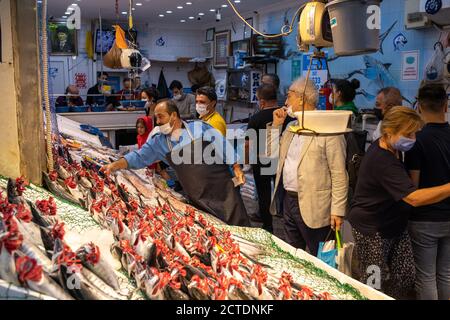 Trotz der Coronavirus-Pandemie war der Kadikoy-Fischmarkt mindestens so voll wie die Stände. Mit dem Ende der Jagdverbote im September. Stockfoto