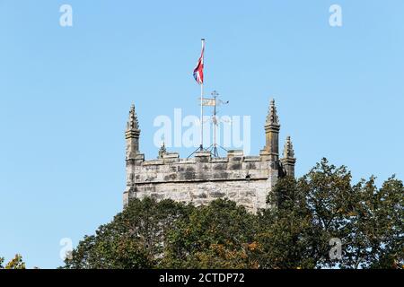 Holy Trinity Church Tower Skipton, im Craven Bezirk von North Yorkshire, die Kirche blickt auf Skipton High Street und neben Skipton Castle, bot Stockfoto