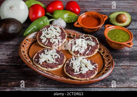 Mexikanische Sopes handgemachte traditionelle Lebensmittel in Mexiko Stockfoto