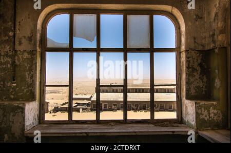 Zerbrochenes Fenster in der Namib-Wüste, Verlorenes Dorf Stockfoto