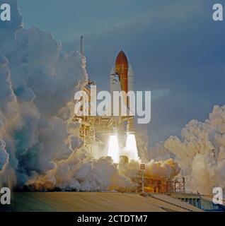 Space Shuttle Atlantis hebt ab vom Kennedy Space Center am 12. November 1995 Stockfoto