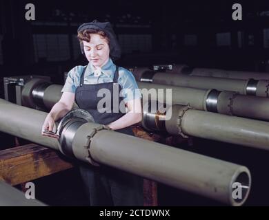 Gist Inspector, Frau Maria Betchner Inspektion einer der 25 Fräser für Grate vor dem Einfügen in das Innere eines 105 mm Haubitze an der Milwaukee, Wis. Anlage der Kette Riemen Co - Februar 1943 Stockfoto