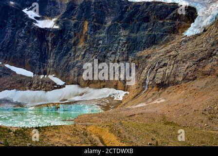 Ein Landschaftsbild der Zehe des Engelgletschers Verschüttet Schmelzwasser in Cavell Teich am Fuße des Mount Edith Cavell im Jasper National Park Stockfoto