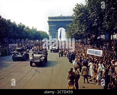 Massen von französischen Patrioten die Champs Elysees alliierten Panzer zu sehen und die Hälfte Titel durch den Arc Du Triomphe, nach Paris befreit wurde am 25. August 1944 (Foto 26. August) Stockfoto