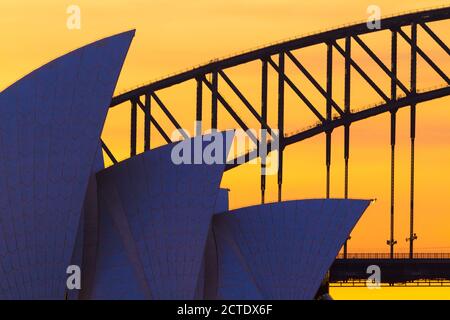Architektonische Details vom Sydney Opera House und der Sydney Harbour Bridge in Sydney, Australien, bei Sonnenuntergang/Dämmerung. Stockfoto