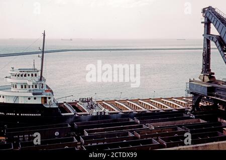 Pennsylvania R.R. [Eisenbahn] Erz Docks, entladen Eisenerz aus einem See Frachter durch "hulett "Entlader, Cleveland, Ohio, Mai 1943 Stockfoto