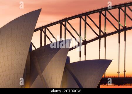 Architektonische Details vom Sydney Opera House und der Sydney Harbour Bridge in Sydney, Australien, bei Sonnenuntergang/Dämmerung. Stockfoto