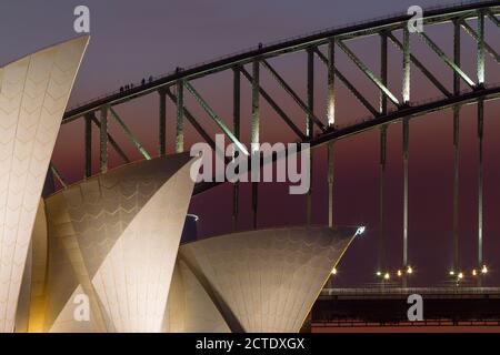 Architektonische Details vom Sydney Opera House und der Sydney Harbour Bridge in Sydney, Australien, bei Sonnenuntergang/Dämmerung. Stockfoto