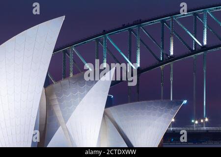 Architektonische Details vom Sydney Opera House und der Sydney Harbour Bridge in Sydney, Australien, bei Sonnenuntergang/Dämmerung. Stockfoto