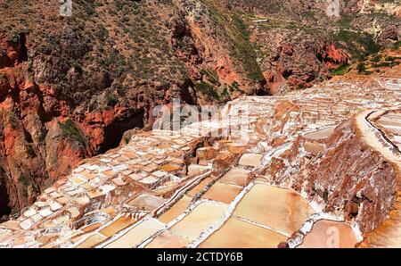 Salineras de Maras, Peru. Alte Salzbergwerke im Heiligen Tal der Inkas. Andengebirge. Peruanisches Salz. Salzkristalle. Andensalz Stockfoto