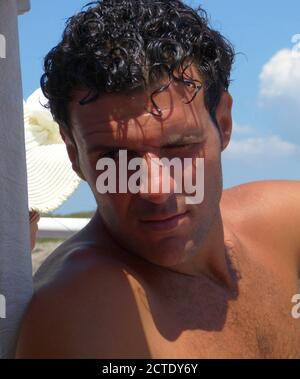 Schöner gebräunter montenegrinischer Mann auf dem Schiff. Porträt von lockigen Brünette. Attraktive männliche Erscheinung.Boka Kotorska Bucht. Erwachsene starke Mann.Charismatische Person Stockfoto