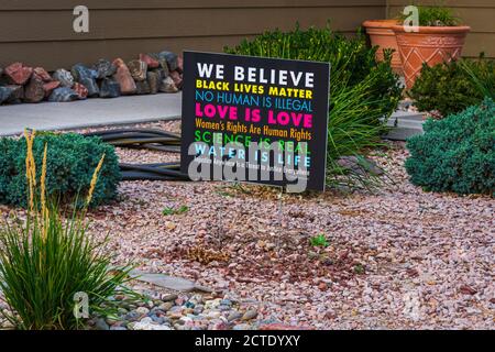 Schild gepostet im Vorhof des Vorstadthauses Intonation Resident's beliefs as Human Rights, Castle Rock Colorado USA. Foto aufgenommen im September 2020. Stockfoto