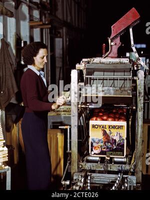 Der Betrieb einer Maschine für die Oberseiten auf Kisten in einem Co-op-orange Verpackungsanlage März 1943 Stockfoto