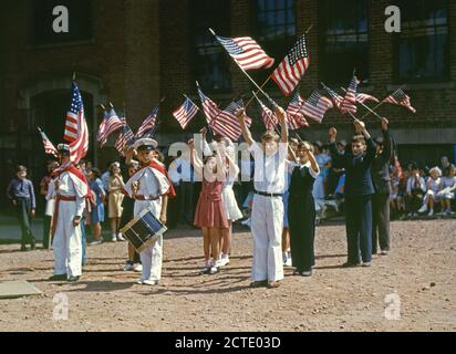 Kinder Bühne eine patriotische Demonstration, Southington, Anschl. - Mai 1942 Stockfoto