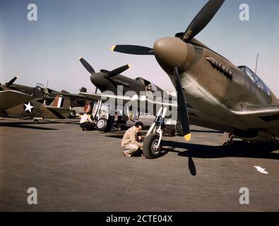 P-51 ('MFlooring-dekor') Kampfflugzeuge für Test Flug auf dem Gebiet der North American Aviation Inc., Werk in Inglewood, Kalifornien - Oktober 1942 vorbereitet wird. Stockfoto