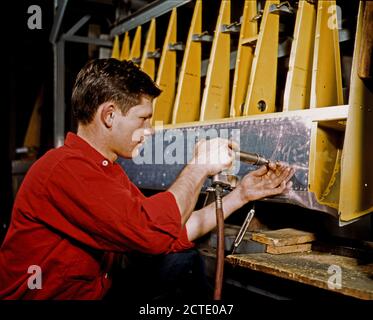 Nietwerkzeug bei der Arbeit an der Douglas Aircraft Corporation in Long Beach, Kalifornien, Oktober 1942 Stockfoto