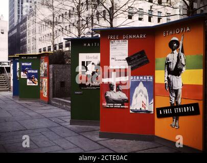 Rockefeller Plaza, Ausstellung [für] Vereinten Nationen von OWI, New York, N.Y. zwischen fotografischer zeigt ist [die] Atlantic Charter im Rahmen mit Sendern an jedem Ende und wo Stimmen von Roosevelt, Churchill und Chiang Kai-Shek sind zu jeder halben Stunde gehört; von den Statuen der vier Grundfreiheiten umgeben Stockfoto