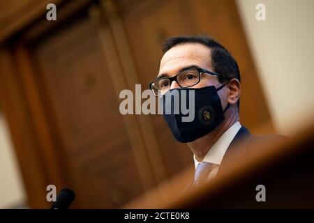 (200922) -- WASHINGTON, 22. September 2020 (Xinhua) -- US-Finanzminister Steven Mnuchin bezeugt bei einer Anhörung vor dem House Financial Services Committee auf dem Capitol Hill in Washington, DC, die Vereinigten Staaten, am 22. September 2020. Mnuchin sagte am Dienstag, dass die Regierung weiterhin versucht, mit dem Kongress zusammenzuarbeiten und bereit ist, ein parteiübergreifendes Hilfsabkommen COVID-19 zu erreichen, wobei sie feststellte, dass ein "zielgerichtetes" Paket noch erforderlich ist. (Caroline Brehman/Pool via Xinhua) Stockfoto