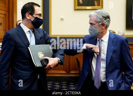 (200922) -- WASHINGTON, 22. September 2020 (Xinhua) -- US-Finanzminister Steven Mnuchin (L) und der Vorsitzende der US-Notenbank Jerome Powell teilen einen Ellenbogengruß, bevor sie bei einer Anhörung vor dem Finanzdienstleistungsausschuss des Repräsentantenhauses auf dem Capitol Hill in Washington, DC, USA, am 22. September 2020 bezeugten. Mnuchin sagte am Dienstag, dass die Regierung weiterhin versucht, mit dem Kongress zusammenzuarbeiten und bereit ist, ein parteiübergreifendes Hilfsabkommen COVID-19 zu erreichen, wobei sie feststellte, dass ein "zielgerichtetes" Paket noch erforderlich ist. (Joshua Roberts/Pool via Xinhua) Stockfoto