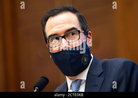 (200922) -- WASHINGTON, 22. September 2020 (Xinhua) -- US-Finanzminister Steven Mnuchin bezeugt bei einer Anhörung vor dem House Financial Services Committee auf dem Capitol Hill in Washington, DC, die Vereinigten Staaten, am 22. September 2020. Mnuchin sagte am Dienstag, dass die Regierung weiterhin versucht, mit dem Kongress zusammenzuarbeiten und bereit ist, ein parteiübergreifendes Hilfsabkommen COVID-19 zu erreichen, wobei sie feststellte, dass ein "zielgerichtetes" Paket noch erforderlich ist. (Caroline Brehman/Pool via Xinhua) Stockfoto