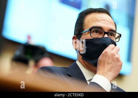 (200922) -- WASHINGTON, 22. September 2020 (Xinhua) -- US-Finanzminister Steven Mnuchin bezeugt bei einer Anhörung vor dem House Financial Services Committee auf dem Capitol Hill in Washington, DC, die Vereinigten Staaten, am 22. September 2020. Mnuchin sagte am Dienstag, dass die Regierung weiterhin versucht, mit dem Kongress zusammenzuarbeiten und bereit ist, ein parteiübergreifendes Hilfsabkommen COVID-19 zu erreichen, wobei sie feststellte, dass ein "zielgerichtetes" Paket noch erforderlich ist. (Joshua Roberts/Pool via Xinhua) Stockfoto