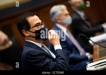 (200922) -- WASHINGTON, 22. September 2020 (Xinhua) -- US-Finanzminister Steven Mnuchin (Front) bezeugt bei einer Anhörung vor dem House Financial Services Committee auf dem Capitol Hill in Washington, DC, USA, am 22. September 2020. Mnuchin sagte am Dienstag, dass die Regierung weiterhin versucht, mit dem Kongress zusammenzuarbeiten und bereit ist, ein parteiübergreifendes Hilfsabkommen COVID-19 zu erreichen, wobei sie feststellte, dass ein "zielgerichtetes" Paket noch erforderlich ist. (Caroline Brehman/Pool via Xinhua) Stockfoto