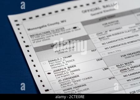 Morgantown, WV - 22. September 2020: Abwesenheitsempfänger in West Virginia oder Mail-in Stimmzettel mit Fokus auf Joe Biden als Präsident Stockfoto