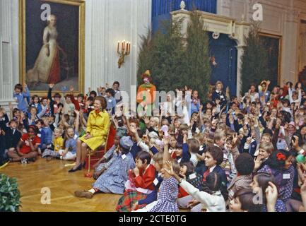 12/11/1974; Osten Zimmer; Betty Ford, Kinder; sie Zauberer auf der Bühne; Kinder auf dem Boden sitzt; die Weihnachtsfeier für Kinder von Diplomaten zu Washington, DC Stockfoto