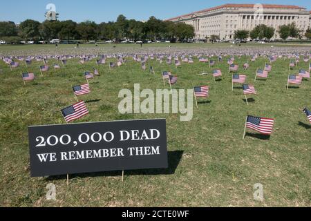 22. Sept. 2020: Einige der 20,000 amerikanischen Flaggen, die auf dem Gelände des Washington Monuments angebracht wurden, repräsentieren die 200,000 Todesfälle aufgrund von Covid-19, eine Schwelle wurde gerade überschritten. Die Flaggen wurden vom COVID Memorial Project, einer lokalen Washington DC Gruppe, platziert. Stockfoto