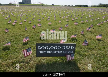 22. Sept. 2020: Einige der 20,000 amerikanischen Flaggen, die auf dem Gelände des Washington Monuments angebracht wurden, repräsentieren die 200,000 Todesfälle aufgrund von Covid-19, eine Schwelle wurde gerade überschritten. Die Flaggen wurden vom COVID Memorial Project, einer lokalen Washington DC Gruppe, platziert. Stockfoto