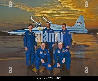 Die 5 die Crew der STS-41 Mission enthalten (von links nach rechts): Bruce E. Melnick, Mission Specialist 2; Robert D. Cabana, Pilot; Thomas D. Akers, Mission Specialist 3; Richard N. Richards, Commander; und William M. Hirte, Mission Specialist 1. An Bord des Space Shuttle Discovery am Oktober 6, 1990 um 7:47 Gestartet: 15 Uhr (EDT), die primäre Nutzlast für die Mission war es, die ESA gebaute Ulysses Raumschiff, die polaren Regionen der Sonne andere Nutzlasten und Experimente zu erkunden das Shuttle Solar Backscatter Ultraviolet (SSBUV) Experiment und die intelsat Solar Array Coupon (ISAC enthalten Stockfoto