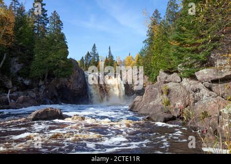 Illgen fällt auf die Taufe River im Norden von Minnesota Ufer im Herbst Stockfoto