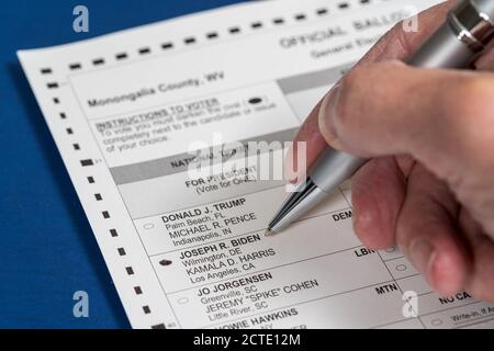 Morgantown, WV - 22. September 2020: West Virginia Abwesenheitsempfänger oder Mail-in Stimmzettel mit älteren Mann Hand und Stift mit Fokus auf Joe Biden für Präsident Stockfoto