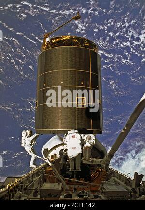 STS-49, der erste Flug des Space Shuttle Orbiter Endeavour, hob vom Launch Pad 39B am Mai 7, 1992 um 6:40:00 Uhr CDT. Der STS-49 Mission war die erste US-orbitalen Flug nach Funktion 4 Extra vehicular Aktivitäten (EVAs), und der erste Flug nach 3 Crew Mitglieder arbeiten gleichzeitig außerhalb des Raumfahrzeugs. Das primäre Ziel war die Erfassung und Umschichtung der INTELSAT VI (F-3), eine Mitteilung Satelliten für die International Telecommunication Satellite Organisation, die in einem unbrauchbaren Orbit seit seinem Start an Bord der Titan Rakete im März 1990 gestrandet war. In diesem o
