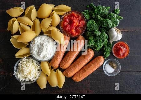 Wurst gefüllte Schalen mit Spinat Zutaten: Rohe Zutaten verwendet, um ein traditionelles italienisches Gericht zu machen Stockfoto