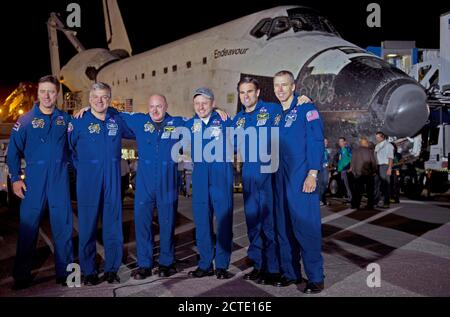 Die STS-134 Astronauten von links, der Europäischen Weltraumorganisation Roberto Vittori, Gregory H. Johnson, Pilot; Mark Kelly, Commander; Michael Fincke, Greg Chamitoff, und Andrew Feustel alle mission Specialists, posieren für ein Gruppenfoto kurz nach der Landung an Bord des Space Shuttle Endeavour am Shuttle Landing Facility (SLF) am Kennedy Space Center, Mittwoch, Juni 1, 2011, in Cape Canaveral, Fla., Abschluss einer 16-tägigen Mission zur Internationalen Raumstation zu Outfit, 299 Tage im Weltraum verbracht und reiste mehr als 122,8 Millionen Meilen während seiner 25 Flüge. Es stieß auf seinem ersten Miss Stockfoto