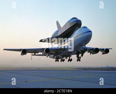 Die NASA 747 Shuttle Carrier Aircraft Nr. 911, mit dem Space Shuttle Orbiter Endeavour sicher auf seinen Rumpf montiert, beginnt die Fähre Flug von Rockwell Plant 42 in Palmdale, Kalifornien Stockfoto