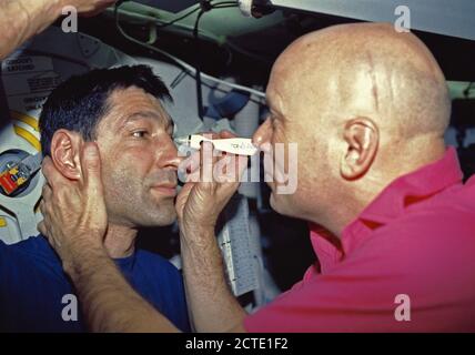 (24. November-1. Dezember 1991) - - - Astronauten F. Story Musgrave (rechts) und Mario Runco, jr., Mission Specialists, Team für einen der biomedizinischen Detaillierte zusätzliche Ziel (DSO) Tests auf der achttägigen Flug, diese mit den Augeninnendruck. Stockfoto