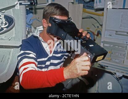 (24. November-1. Dezember 1991) - - - Terence T. (Tom) Henricks, STS-44 Pilot, Tests seine Sehschärfe mit der visuellen Funktion Test (VFT) Apparate. Stockfoto