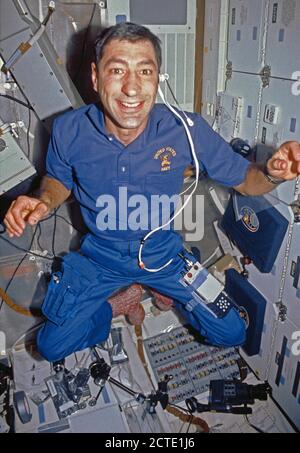 (24. November-1. Dezember 1991) - - - Astronaut Mario Runco jr., STS-44 Mission Specialist, schwimmt auf Atlantis' middeck. Stockfoto