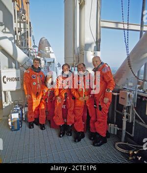 STS-33 Crewmitglieder, trug starten und Eintrag Anzug (LES), machen Sie eine Pause vom Training Aktivitäten für die Gruppe portrait vor der Entdeckung, Orbiter Fahrzeug (OV) 103, 195 ft Höhe Zugang zum Aufzug im Kennedy Space Center (KSC) Launch Complex (LC) Pad 39B darstellen Zu recht sind Pilot John E. Blaha, Mission Specialist (MS) Kathryn C. Thornton, MS Manley L. Carter, Jr, Kommandant Frederick D. Gregory, und Frau F. Story Musgrave. Im Hintergrund ist der Catwalk, der OV-103 Seite schlüpfen. Stockfoto