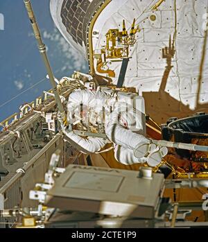 (14 Mai 1992) - - - Astronaut Thomas D. Akers verbindet drei Struts gemeinsam, als vierte Periode von Extra Vehicular Activity (EVA) in der Ladebucht des Space Shuttle Endeavour Erlös. Der Zweck der endgültigen EVA auf dieser 9-tägigen Mission war die Bewertung der Montage der Station von EVA Methoden (ASEM). Die Szene wurde auf 70 mm-Film von einem anderen Besatzungsmitglied in der Kabine die Space Shuttle erfasst. Stockfoto