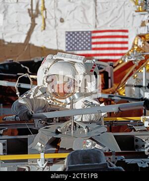 (14 Mai 1992) - - - Astronaut Thomas D. Akers, STS-49 Mission Specialist, greift nach einer Stütze Gerät als vierte Periode von Extra Vehicular Activity (EVA) erhält unterwegs in der Ladebucht des Space Shuttle Endeavour. Stockfoto