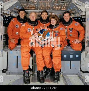 (August 1992) - - - Die fünf NASA-Astronauten zugewiesen an Bord des Space Shuttle Endeavour zu fliegen für die Mission für eine Besatzung Porträt auf dem Flugdeck darstellen. Zu recht sind Astronauten Mario Runco, Mission Specialist; John Casper, Commander; Donald McMonagle, Pilot; und Mission Spezialisten, Susan Helms und Gregory Harbaugh Links. Stockfoto