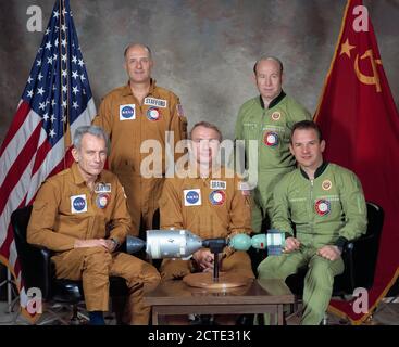 (März 1975) - - - Diese fünf Männer bilden die zwei besten Mannschaften der gemeinsamen Usa-UDSSR Apollo-Soyuz Test Projekt (Astp) docking Mission in der Erdumlaufbahn für Juli 1975 geplant. Sie sind Astronaut Thomas P. Stafford (stehend von links), Kommandant der amerikanischen Besatzung; Kosmonaut Alexei A. Leonov (stehend Rechts), Befehlshaber der Sowjetischen Besatzung; Astronauten Donald K. Slayton (Links sitzend), Docking Modul Pilot der amerikanischen Besatzung; astronaut Vance D. Marke (sitzend Mitte), Befehl Modul Pilot der amerikanischen Besatzung; und kosmonaut Walerij N. Kubassow (rechts sitzend), Ingenieur auf der Sowjetischen c Stockfoto