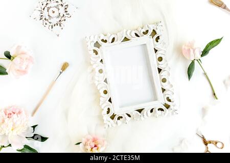 Goldrahmen verziert von schönen beigen Pfingstrosen. Flach liegend, Draufsicht. Valentinstag Hintergrund. Blumenrahmen. Pfingstrose-Struktur. Stockfoto