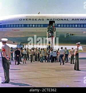 1975 - die Vietnamesische Flüchtlinge kommen an der Air Station nach aus Saigon evakuiert werden. Stockfoto