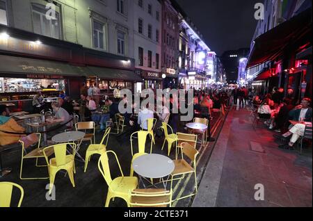 Nach 22 Uhr in Soho, London, nach der Ankündigung von Premierminister Boris Johnson, dass Pubs und Restaurants ab Donnerstag einer Sperrstunde um 22 Uhr ausgesetzt sein werden, um den Anstieg der Coronavirus-Fälle in England zu bekämpfen. Stockfoto